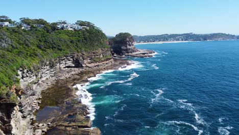 Toma-Aérea-De-Drones-Del-Paisaje-Del-Océano-Pacífico-Casas-De-Promontorio-Naturaleza-Avoca-Turismo-Winnie-Bay-Copacabana-Costa-Central-Nsw-Australia-4k