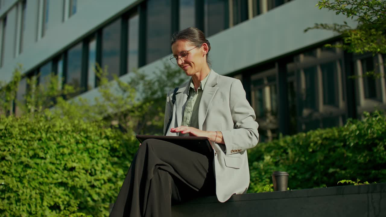 Zakenvrouw buitenshuis werken met laptop