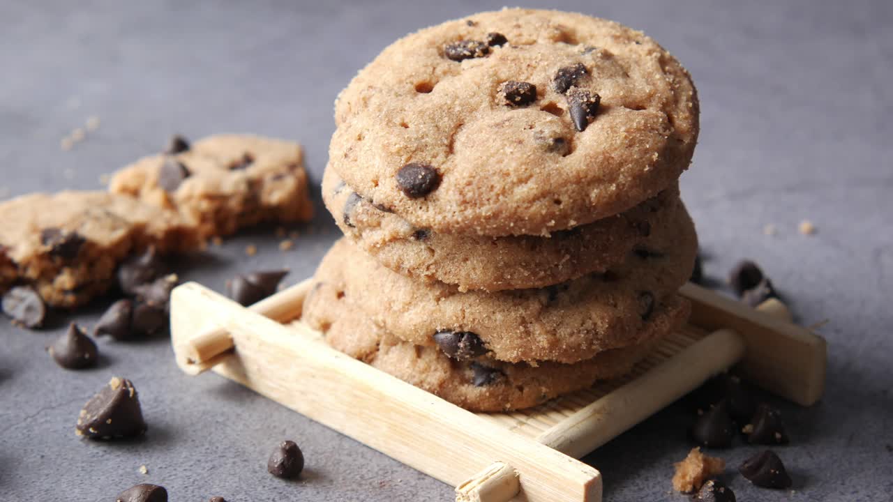 galletas de chispas de chocolate apiladas en una bandeja de madera