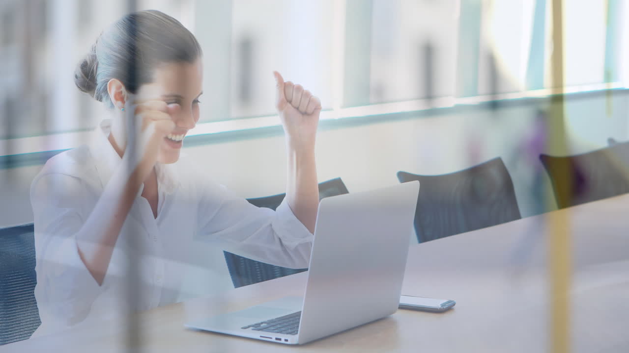 사무실에서 노트북을 사용하는 백인 사업가 여성이 걸어가는 사람들의 애니메이션