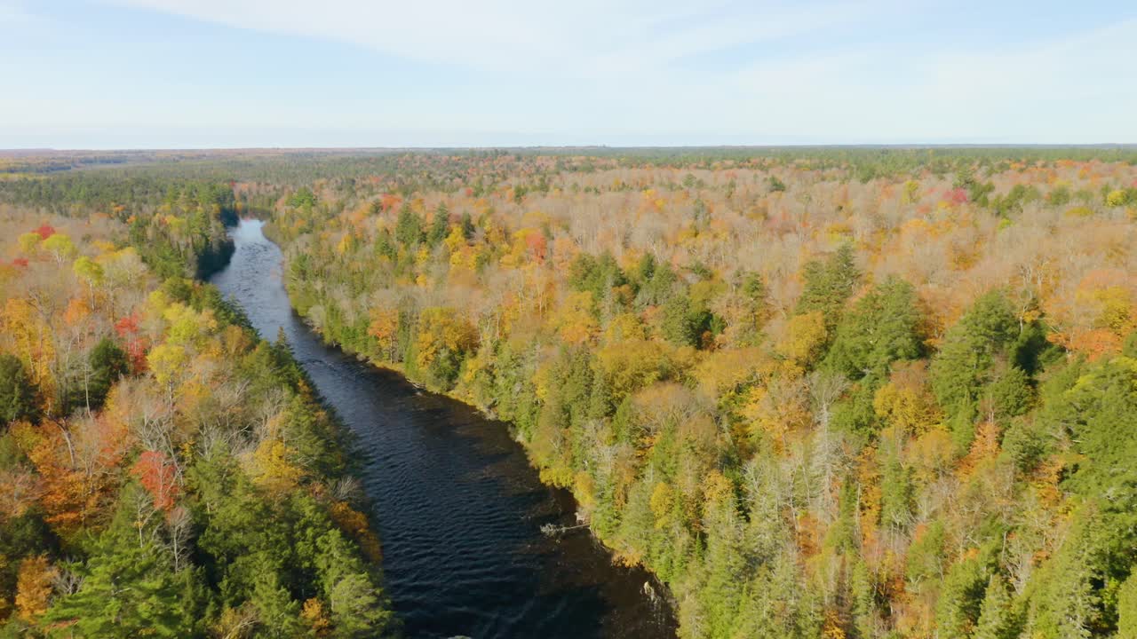 antena, río y bosque con follaje de otoño, retroceso revelan una amplia cascada
