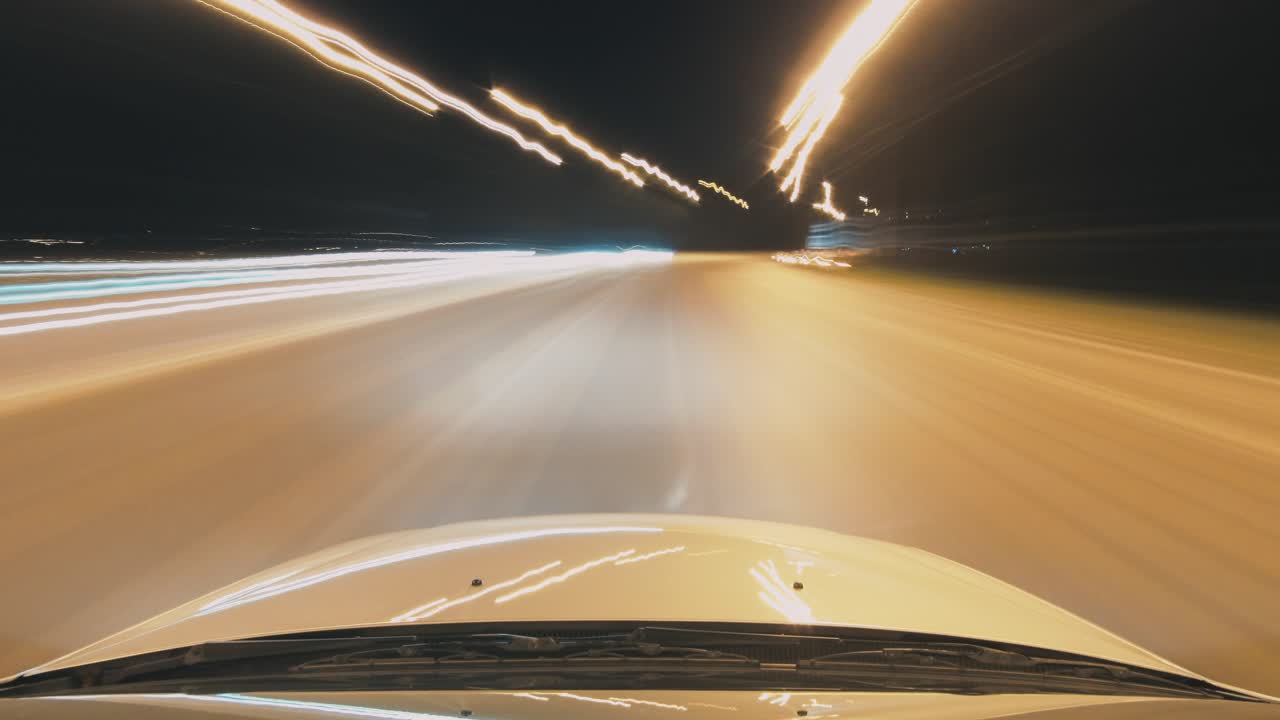 도시 거리를 가로지르는 야간 드라이브