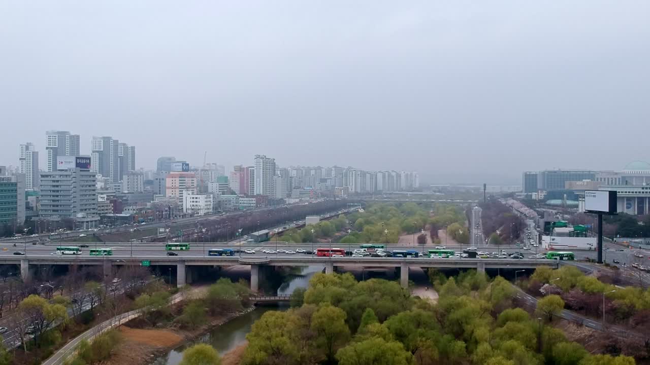 Upward pedestal shot of a quiet greenery park in the middle of a busy city