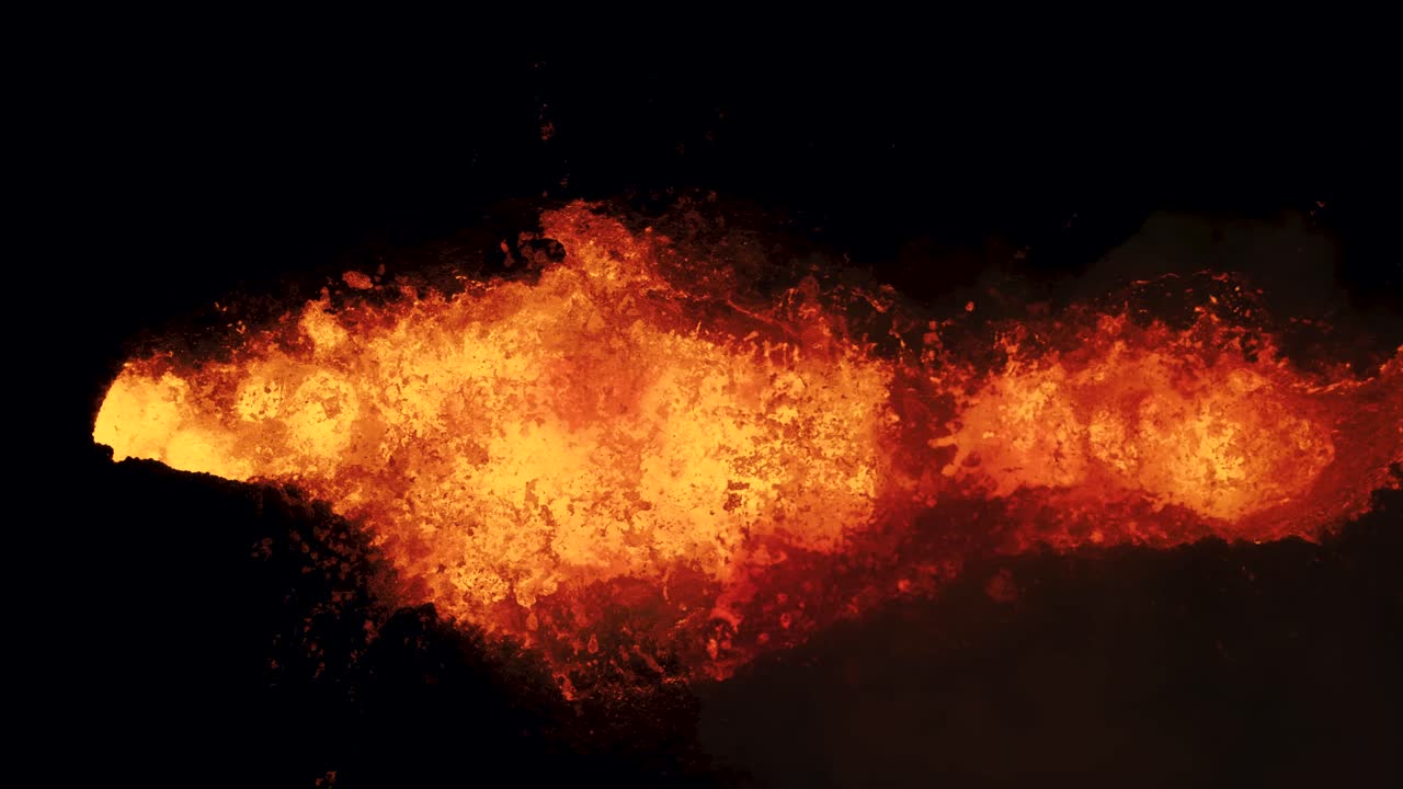 fotografía en primer plano del magma que brota del cráter del volcán litli hrutur en islandia