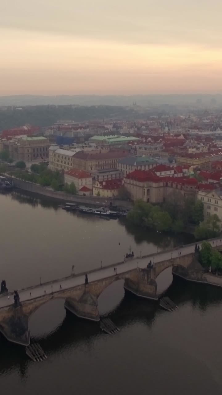 Vista aerea del Ponte Carlo e della Città Vecchia di Praga all'alba