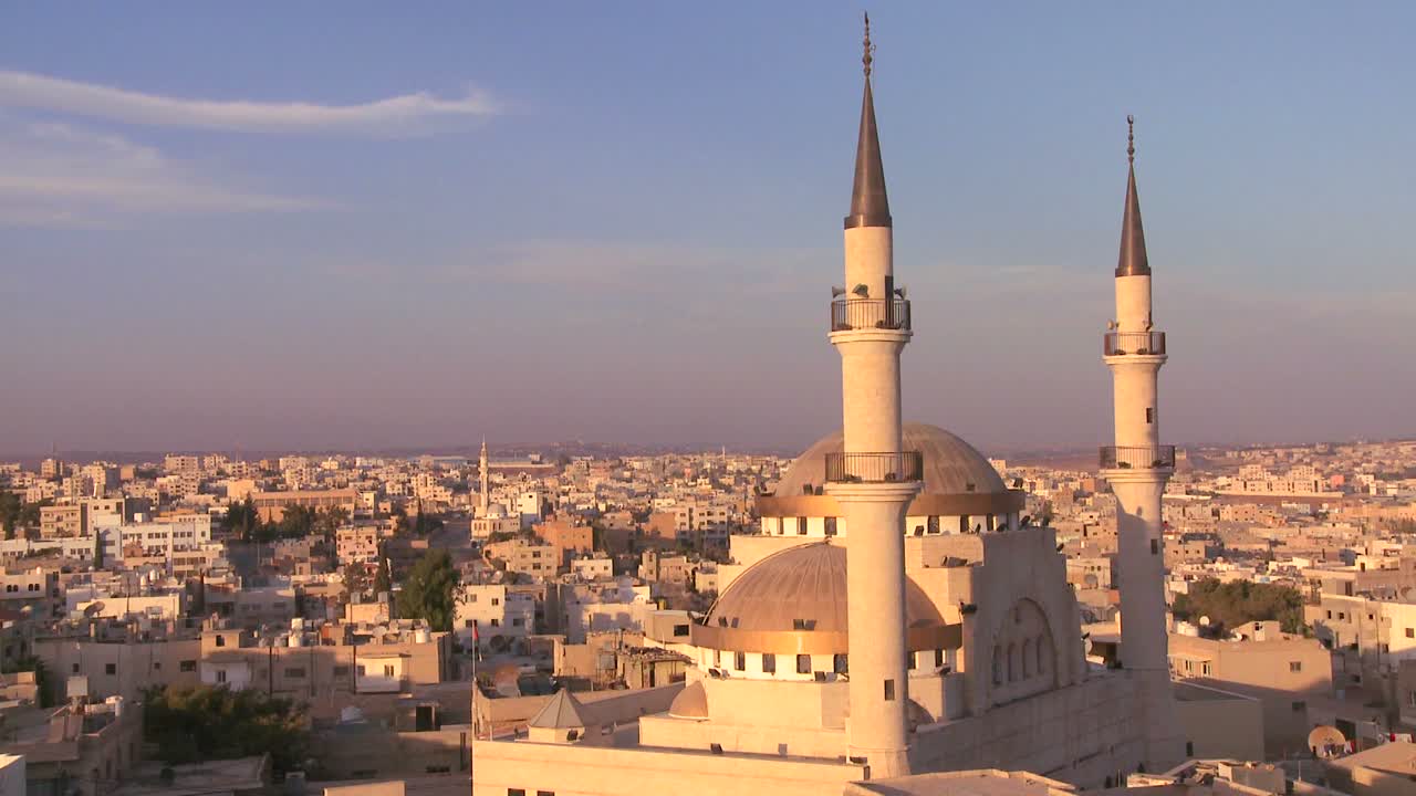 hermosa toma amplia genérica de una mezquita que se eleva sobre la ciudad árabe de madaba en jordania 1