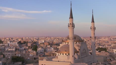 Schöne-Generische-Weite-Aufnahme-Einer-Moschee,-Die-über-Der-Arabischen-Stadt-Madaba-In-Jordanien-Thront-1