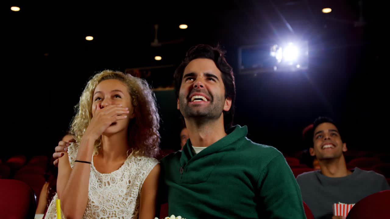 pareja viendo una película en el cine 4k