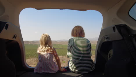 Hermanos-Observando-Montañas-Desde-El-Coche-Durante-El-Viaje.