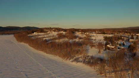 雪覆蓋的小鎮在風景如畫的冬天日落時的風景如画的空中景色