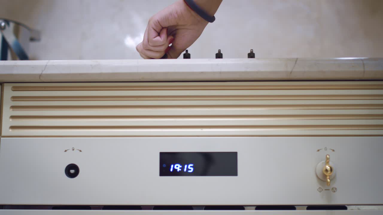 женская рука, включая газовую плиту на кухонной плите. женская рука, использующая газовую плиту