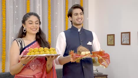 hindu couple praying to the god