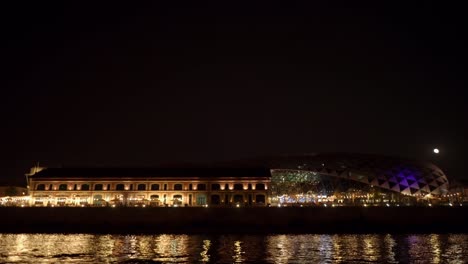 centro comercial balna en las orillas del río danubio por la noche