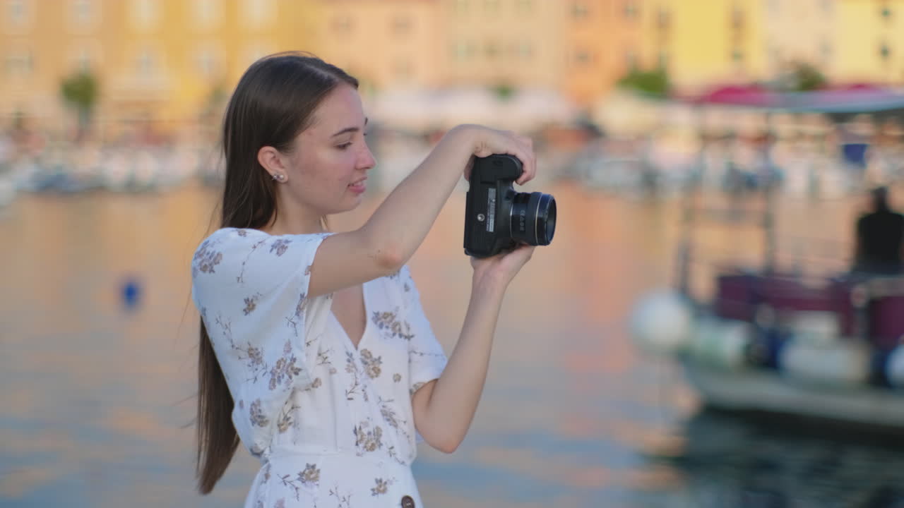 해변 항구 에서 사진 을 찍는 여자