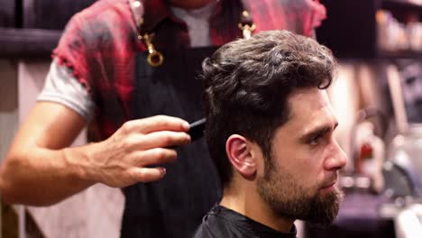 hombre recortándose el cabello