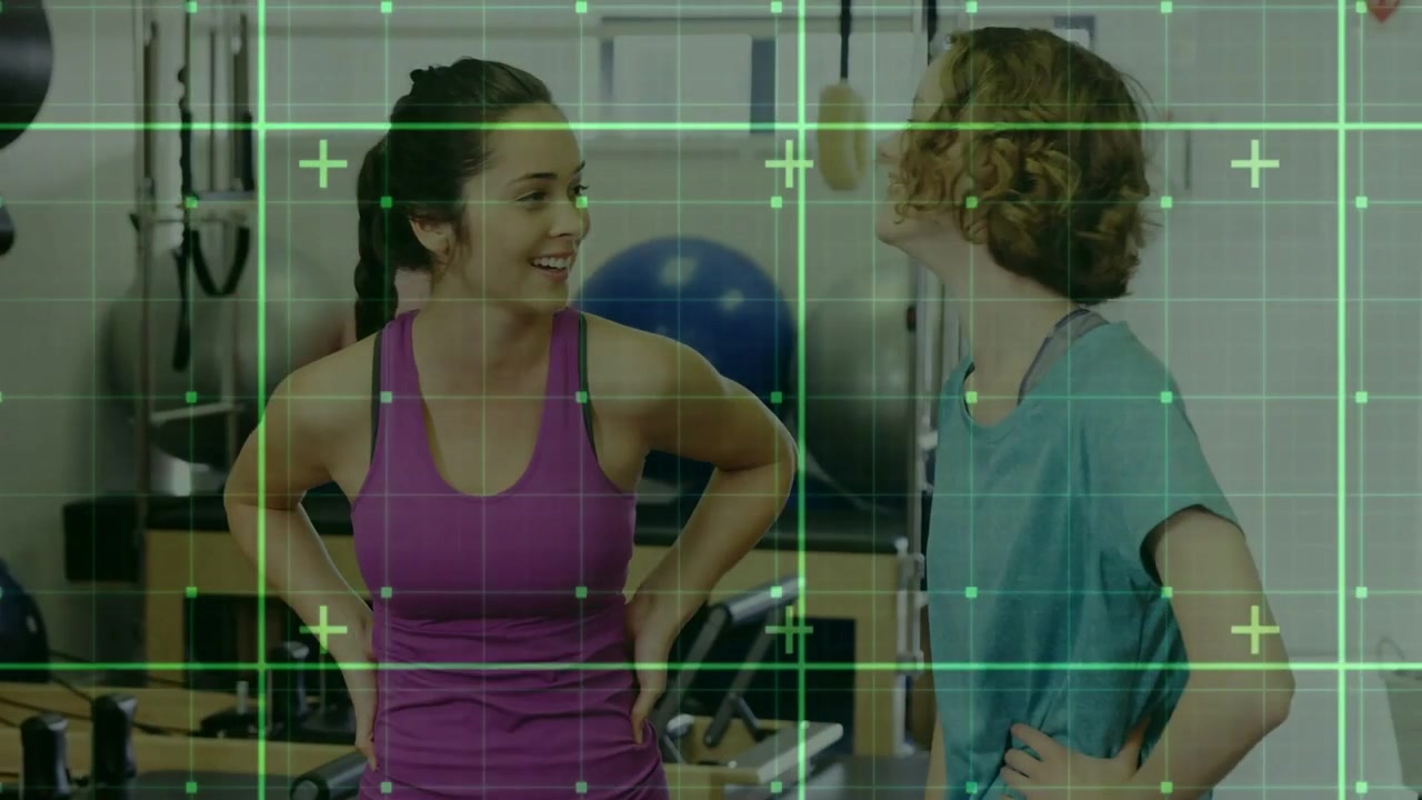 Praten, twee vrouwen in sportkleding lachen tijdens pilates met reformers en groen raster