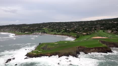 wellen, die am pebble beach in kalifornien zusammenbrechen