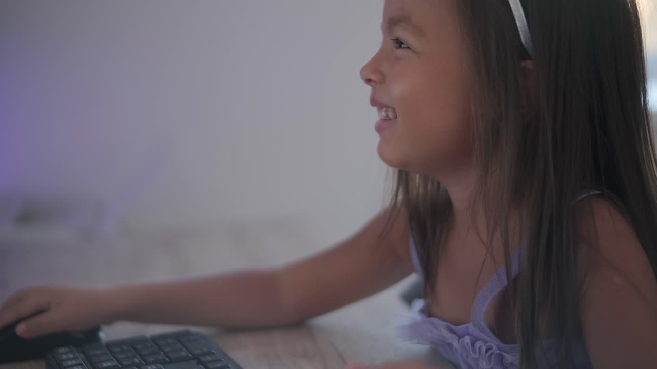una niña con un hermoso vestido está dibujando en una computadora personal