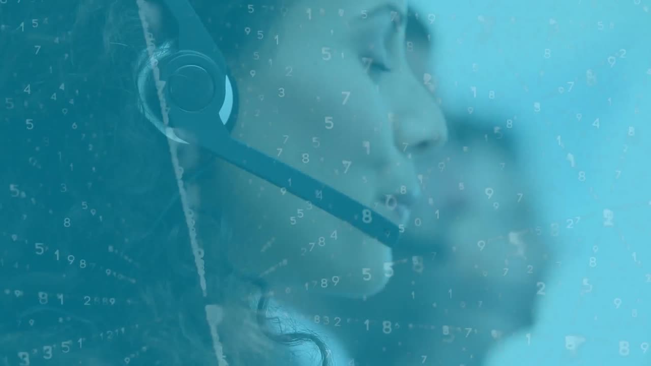 Animazione di una donna con cuffie e colleghi multietnici di call center che usano i computer in ufficio.