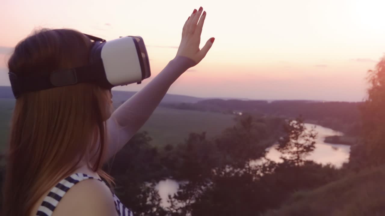 mujer con auriculares vr disfrutando de una vista del atardecer