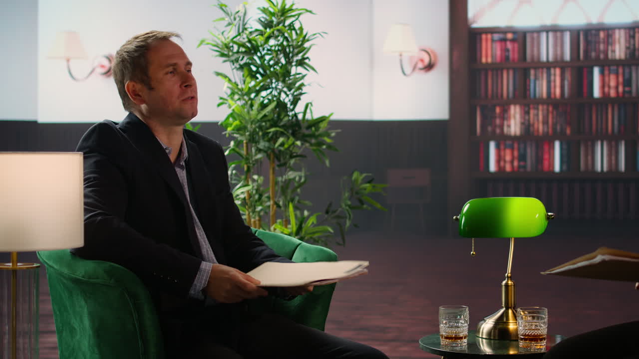 dos agentes de espionaje revisando documentos confidenciales en una biblioteca antigua.