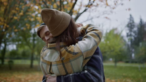 hermosos amantes románticos abrazándose estrechamente en una atmósfera íntima. una pareja feliz.