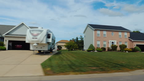 Vista-De-Coche-Típico-Suburbio-Americano