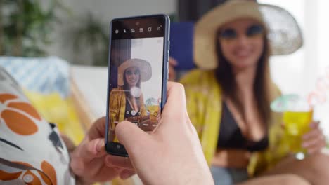 vídeo en primer plano de un hombre tomando una foto de una mujer