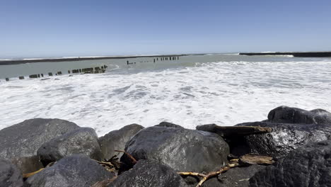 Fuertes-Olas-Espumosas-Rompiendo-En-La-Playa-De-Patea,-Bahía-De-Mana-En-La-Región-De-Taranaki-De-Nueva-Zelanda