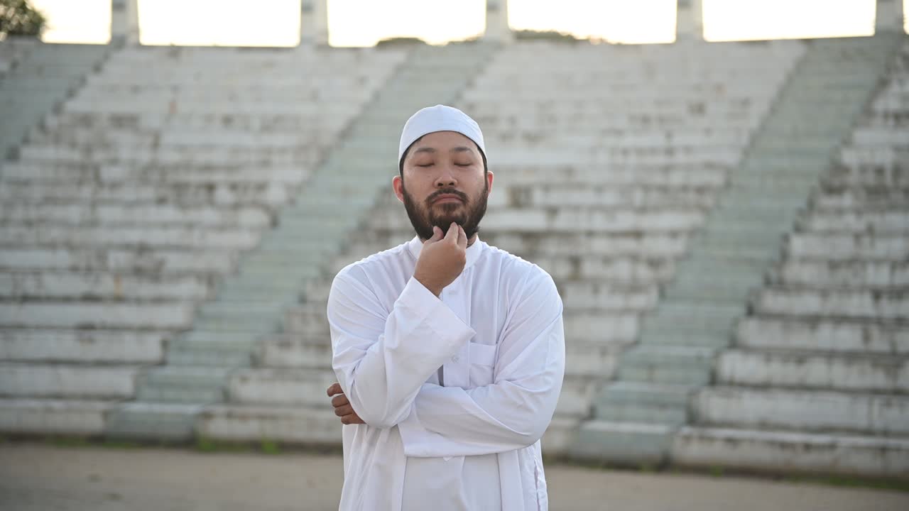 Silhouette de jeune musulman asiatique.