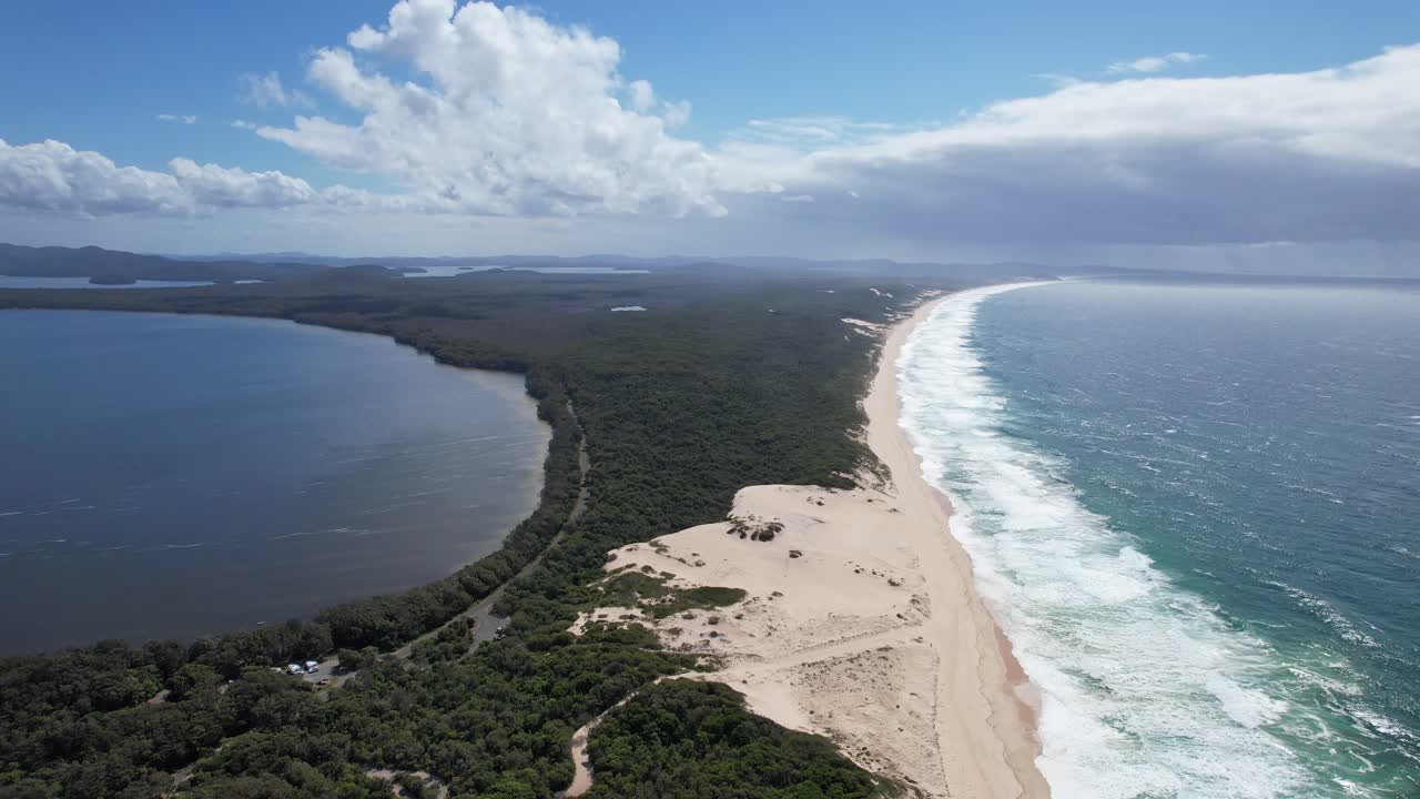 Mungo Beach e il Parco Nazionale Myall Lakes nel Nuovo Galles del Sud, Australia - panoramica aerea