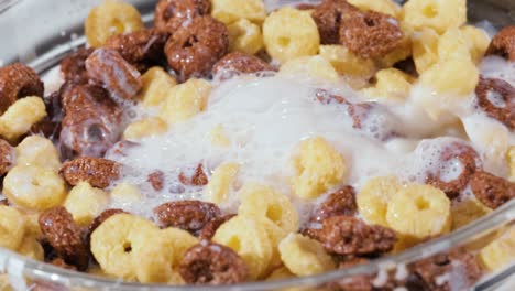 cereal de maíz de chocolate para el desayuno en un tazón con leche.