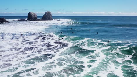 Surfeando-En-Punta-De-Lobos-Chile-Día-Soleado-Increíble-Paisaje-Grabado-Con-Drone