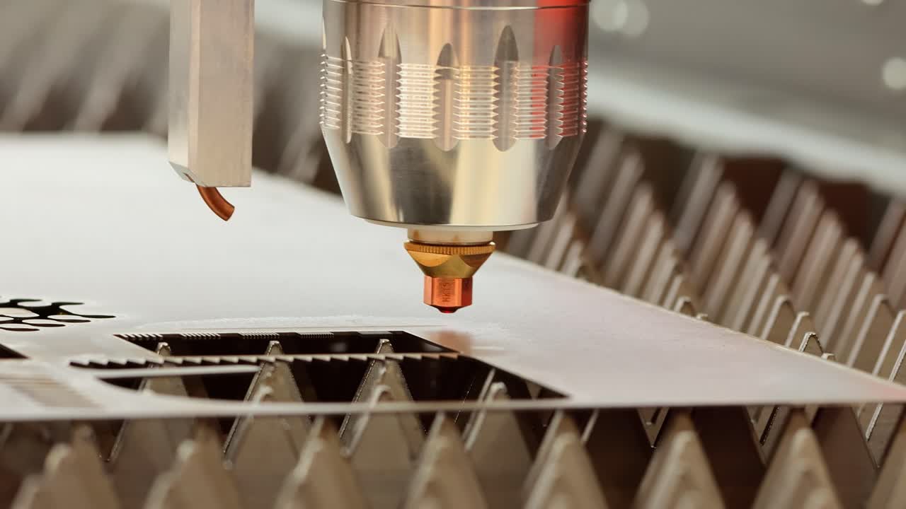 corte láser cnc de metal, tecnología industrial moderna.