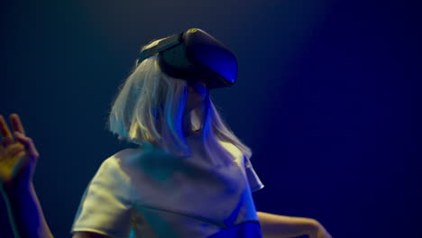 Mujer-Adicta-A-Los-Juegos-Moviéndose-En-Un-Espacio-Invisible-Usando-Vr.-Concepto-De-Entretenimiento