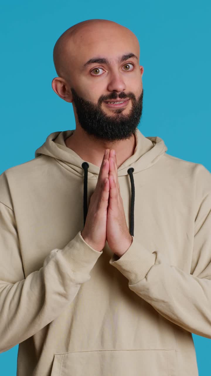 Vídeo vertical de um homem do Oriente Médio orando a Allah por perdão