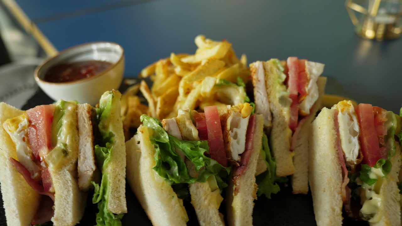 sándwich club con papas fritas