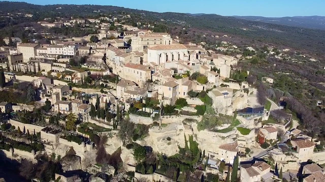 Gordes. Città medievale su una montagna. Vista aerea. Castello di Gordes. Case in pietra che coprono la montagna. Vaucluse. Francia