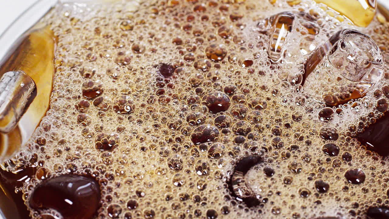 테이블에 아메리카노 아이스 커피. 느린