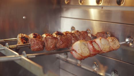 pinzones de carne a la parrilla cocinados en el asado