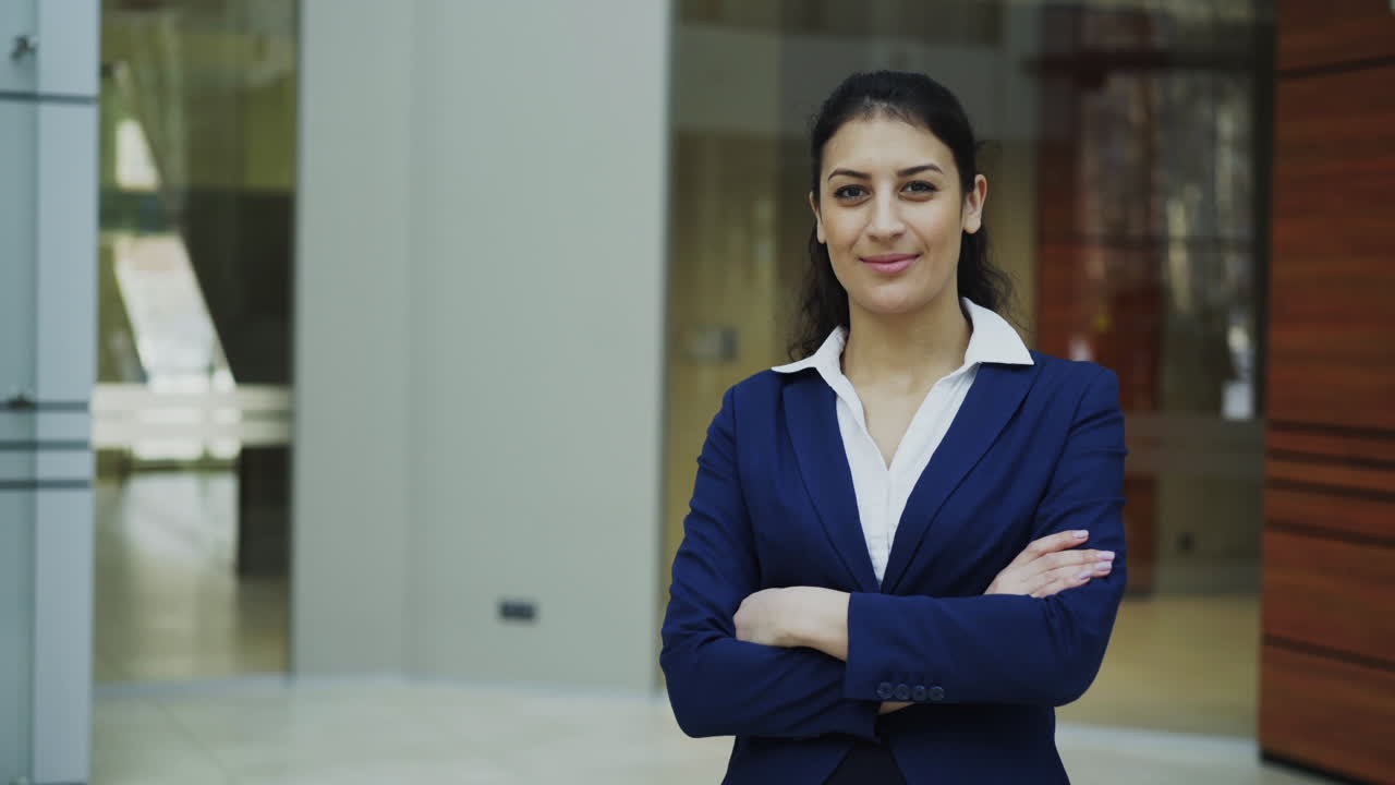 mujer de negocios confiada en la oficina