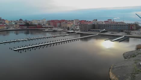 vista aérea de karlskrona, suecia, que muestra partes de la ciudad y el océano está conectado a-3