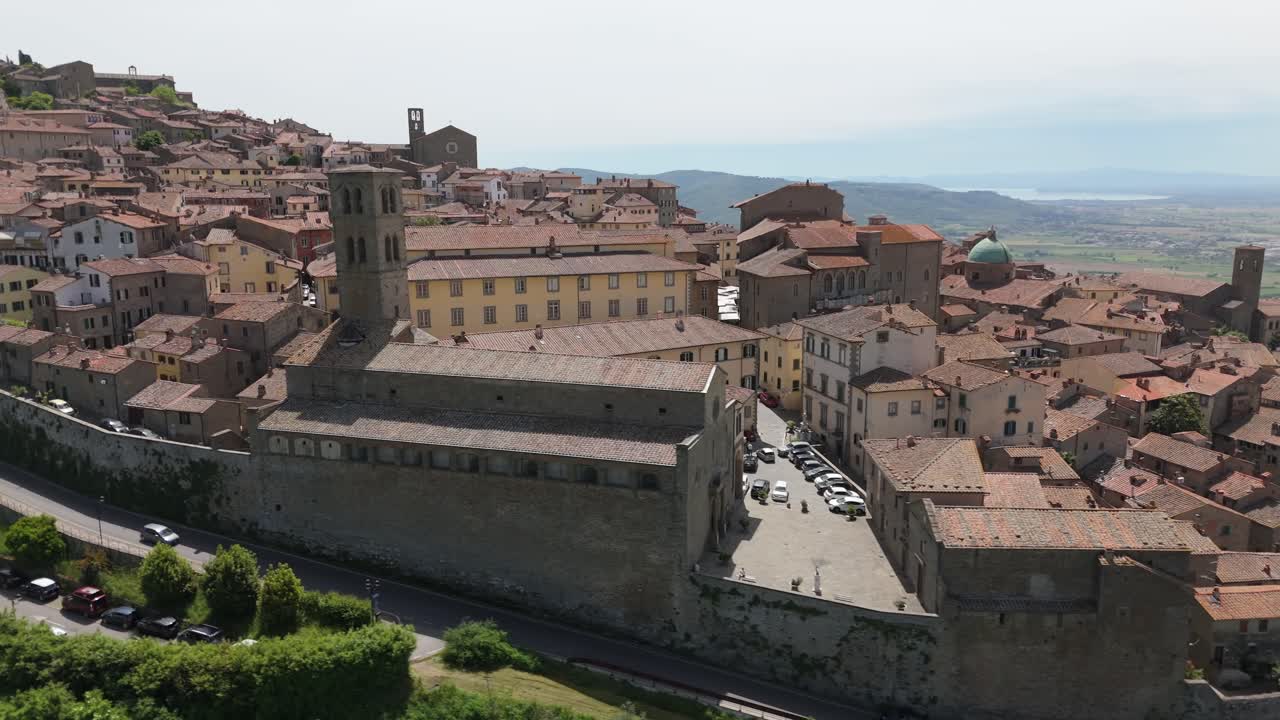 sobrevuelo aéreo de cortona en la región de la toscana de italia