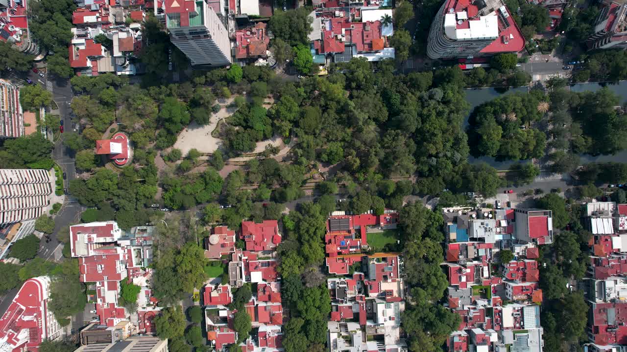tomada de avión no tripulado del parque principal en el barrio de polanco en la ciudad de méxico