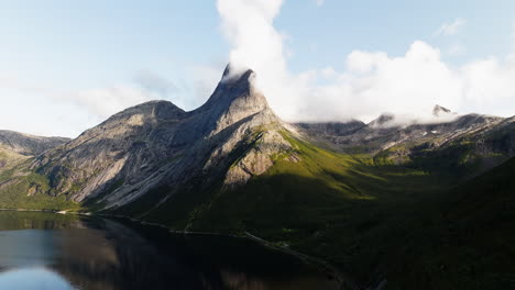 la montaña stetind y la grandeza del desierto noruego