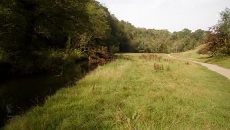 Blick-Zurück-Nach-Milldale-Auf-Dem-Dovedalel-Walk,-Mit-Der-Flusstaube-Links-Vom-Bild