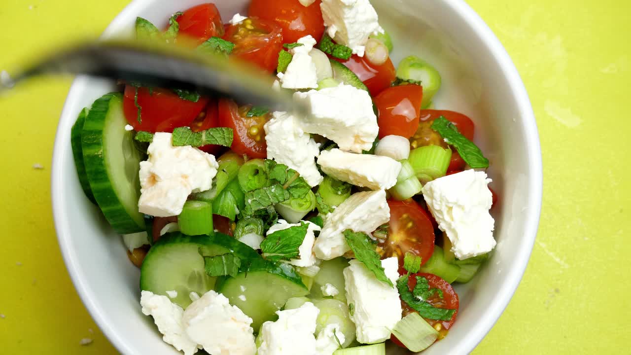 de arriba hacia abajo de un plato de ensalada mediterránea de queso feta
