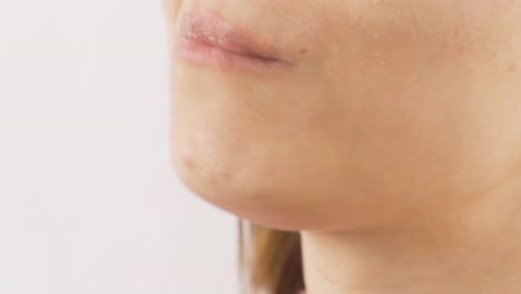 retrato en primer plano de una mujer masticando chicle.