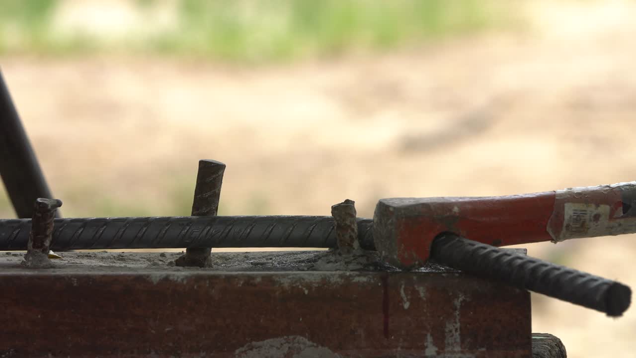 노동자가 철 라인을 사각형 모양으로 구부려 건설 건물로.