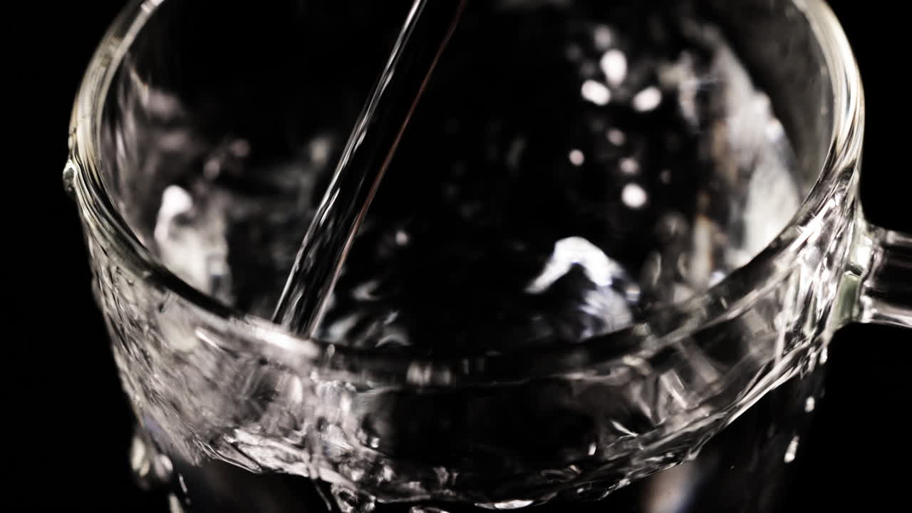 물 이 들어 있는 유리